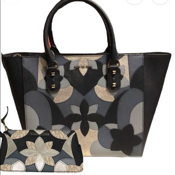 Michael Kors Handbags - Michael Kors Sandrine Lg Navy Leather Tote & Wristlet NWT